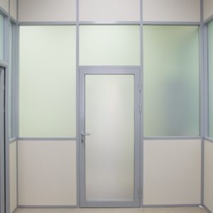 Витражная алюминиевая перегородка с матовым стеклом Витражная алюминиевая перегородка с матовым стеклом